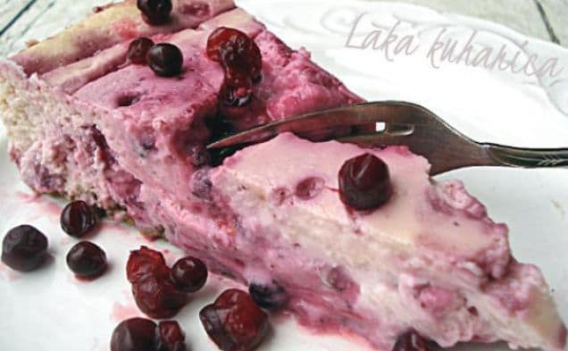 Cheesecake with cranberries