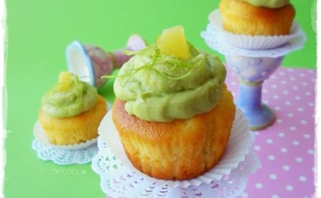 White chocolate cupcakes with pineapple