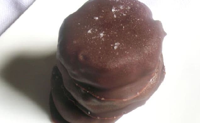 4 Ingredient Raw Peanut Butter Chocolate Cups