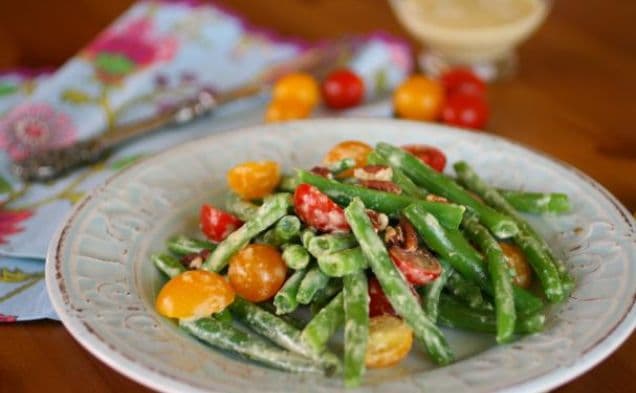 Fresh Green Bean and Tomato Salad with Creamy Garlic Dressing
