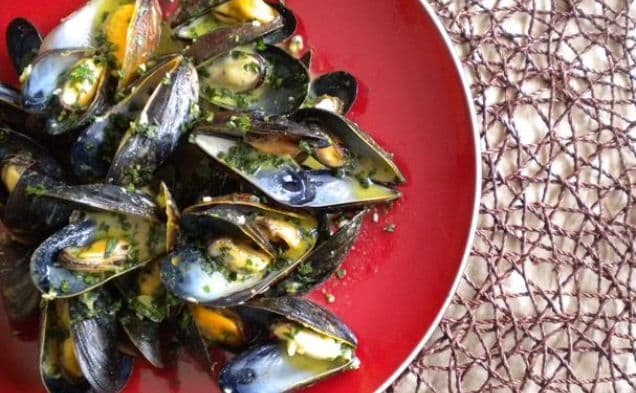 Garlicky Mussels With Curry Cream