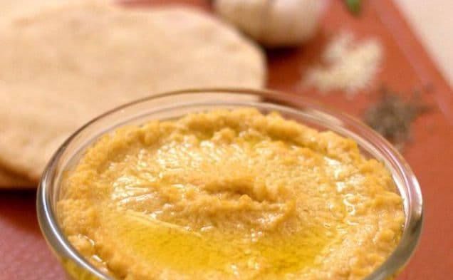Homemade Spiced Hummus & Pita