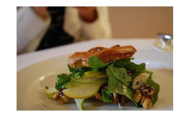 Pear Salad With Walnuts and Blue Cheese