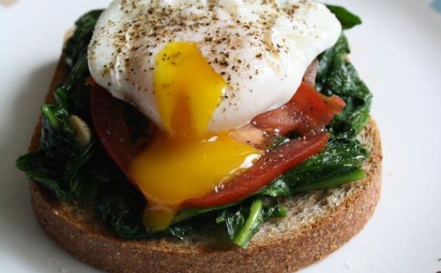 Poached Egg With Spinach and Tomato