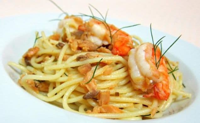 Spaghetti With Smoked Salmon and Prawns
