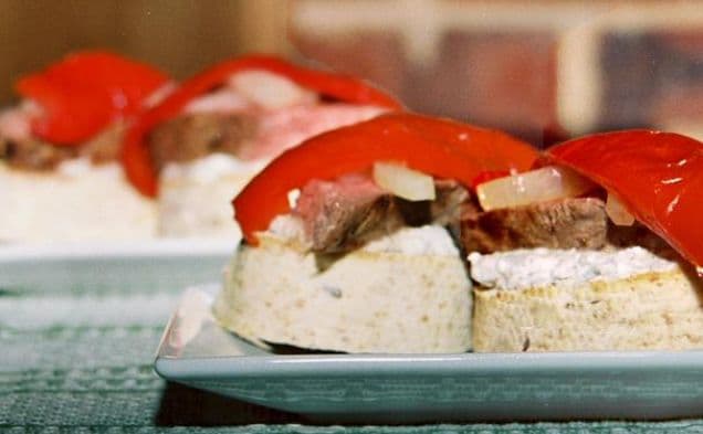 Steak And Pepper Rounds With Rose Horseradish Garlic Creme Sauce